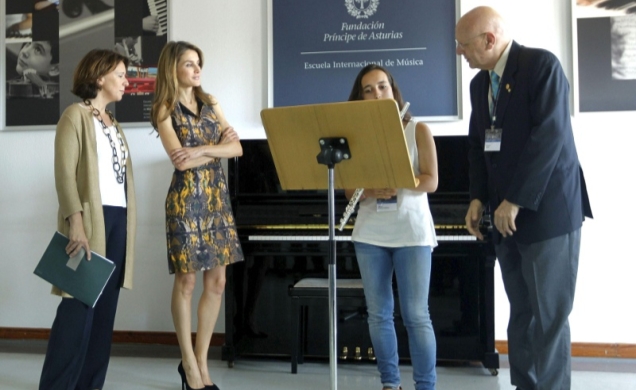 Su Aletza Real la Princesa de Asturias junta a la directora de la Fundación Príncipe de Asturias, Teresa Sanjurjo, el profesor Antonmario Semolini y l